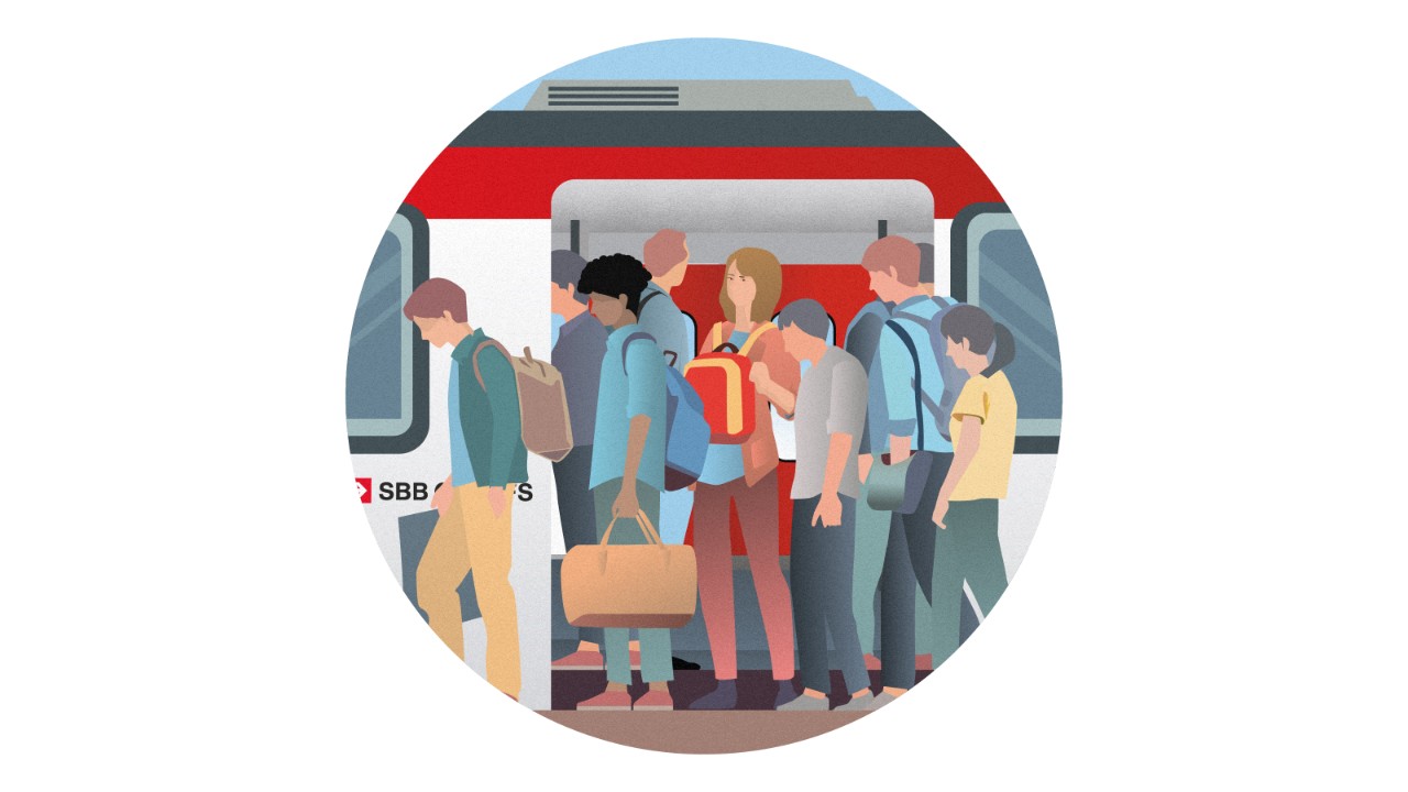 Viele Menschen stehen gedrängt im Zug.