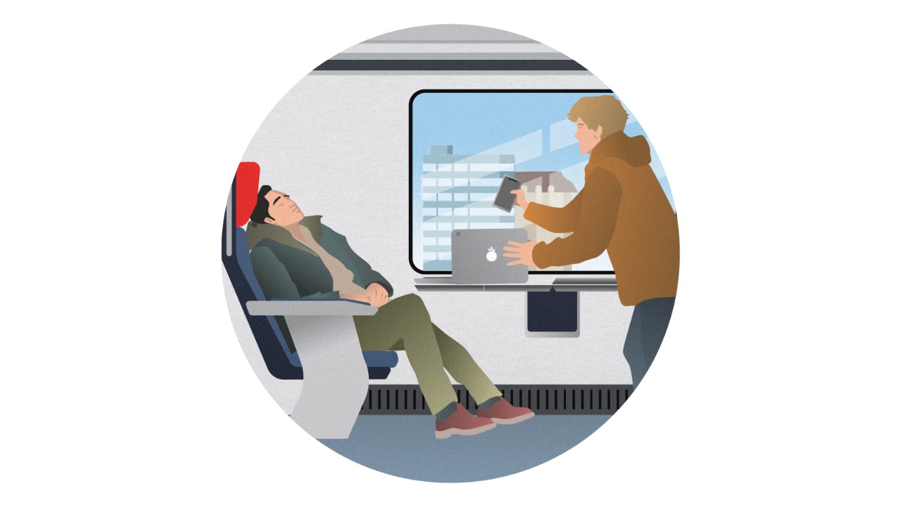 Ein Mann schläft im Zug und lässt dabei seinen Laptop und das Handy auf dem Tisch im Abteil stehen. Ein Dieb entwendet die Wertgegenstände währenddessen.