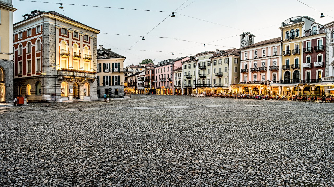 洛迦纳的大广场（Piazza Grande）在晚上的气氛