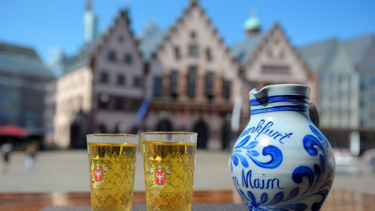 Apfelwein im Bembel und Gerippten