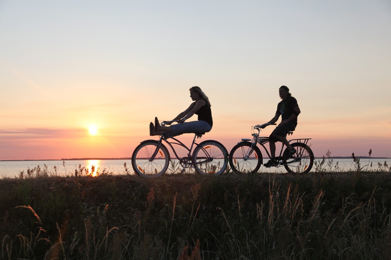 Ummanz, cyclistes sur la digue