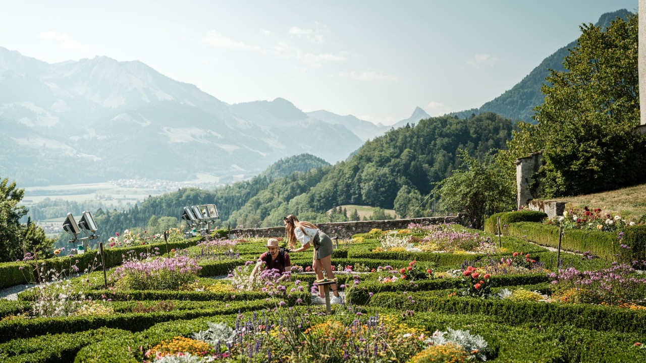 Zwei Personen im blühenden Schlossgarten.
