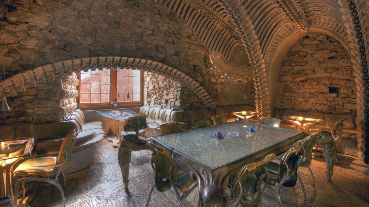 Die Giger Bar von innen mit gewölbter Decke.