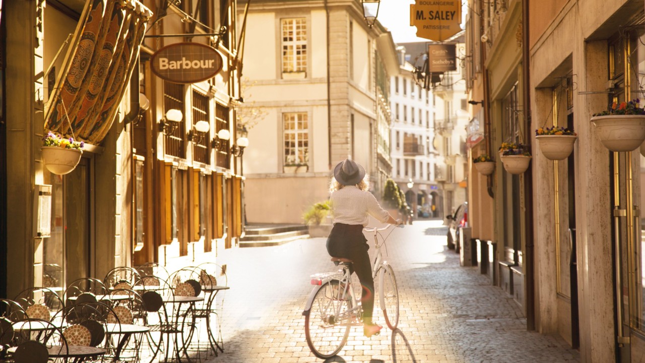 Jemand fährt mit dem Fahrrad durch eine schmale Gasse in der Altstadt.