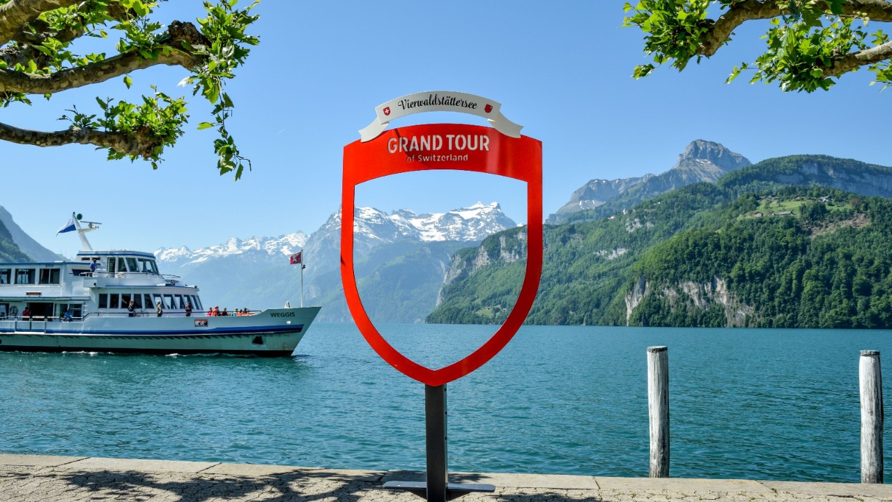 Personenschiff fährt vor der Promenade in Brunnen vorbei.