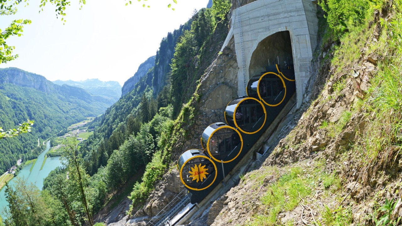 Die steilste Standseilbahn der Welt fährt den Berg hinauf.