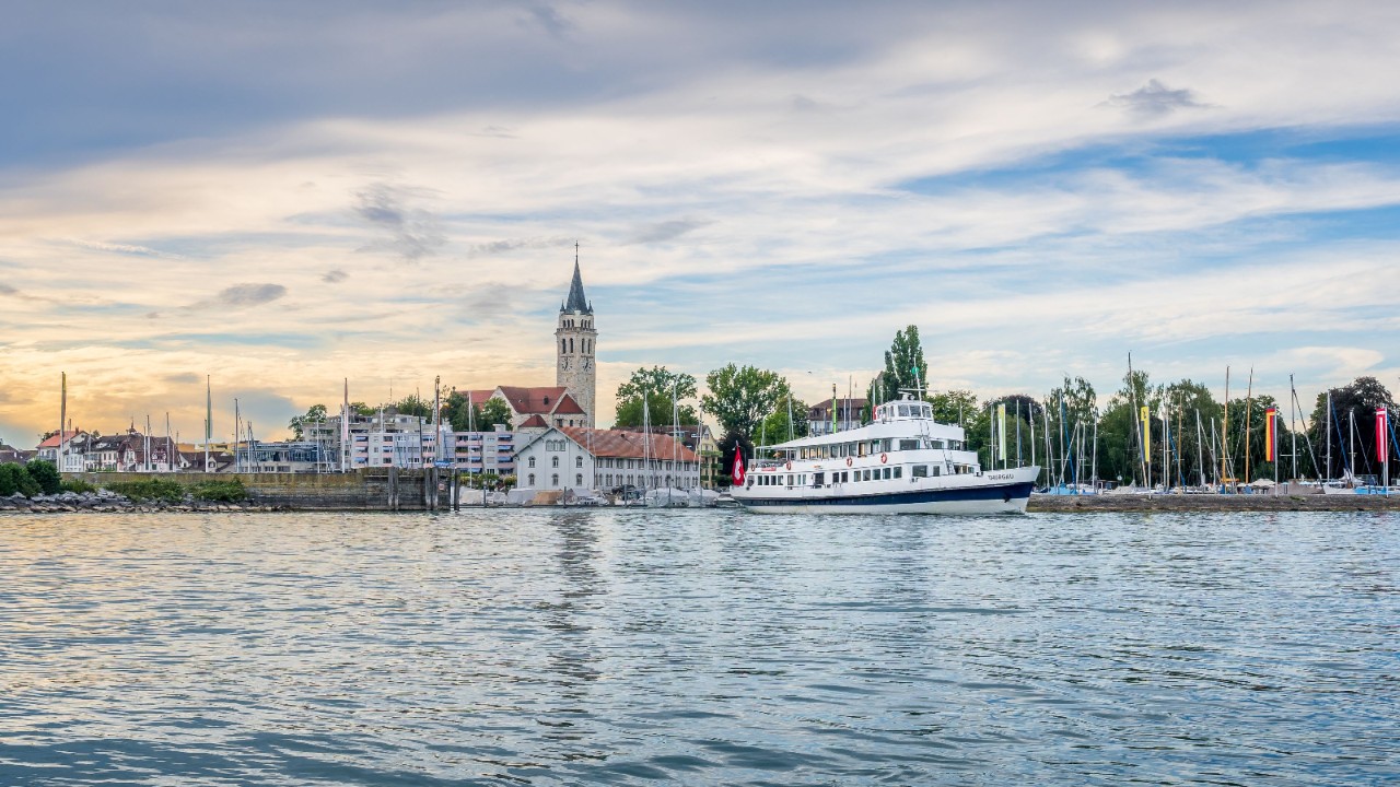 Der Hafen am Seeufer mit Romanshorn im Hintergrund.