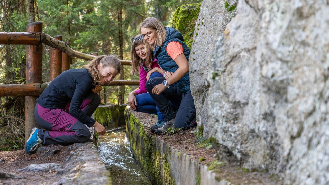 Spaziergang entlang des Wassers