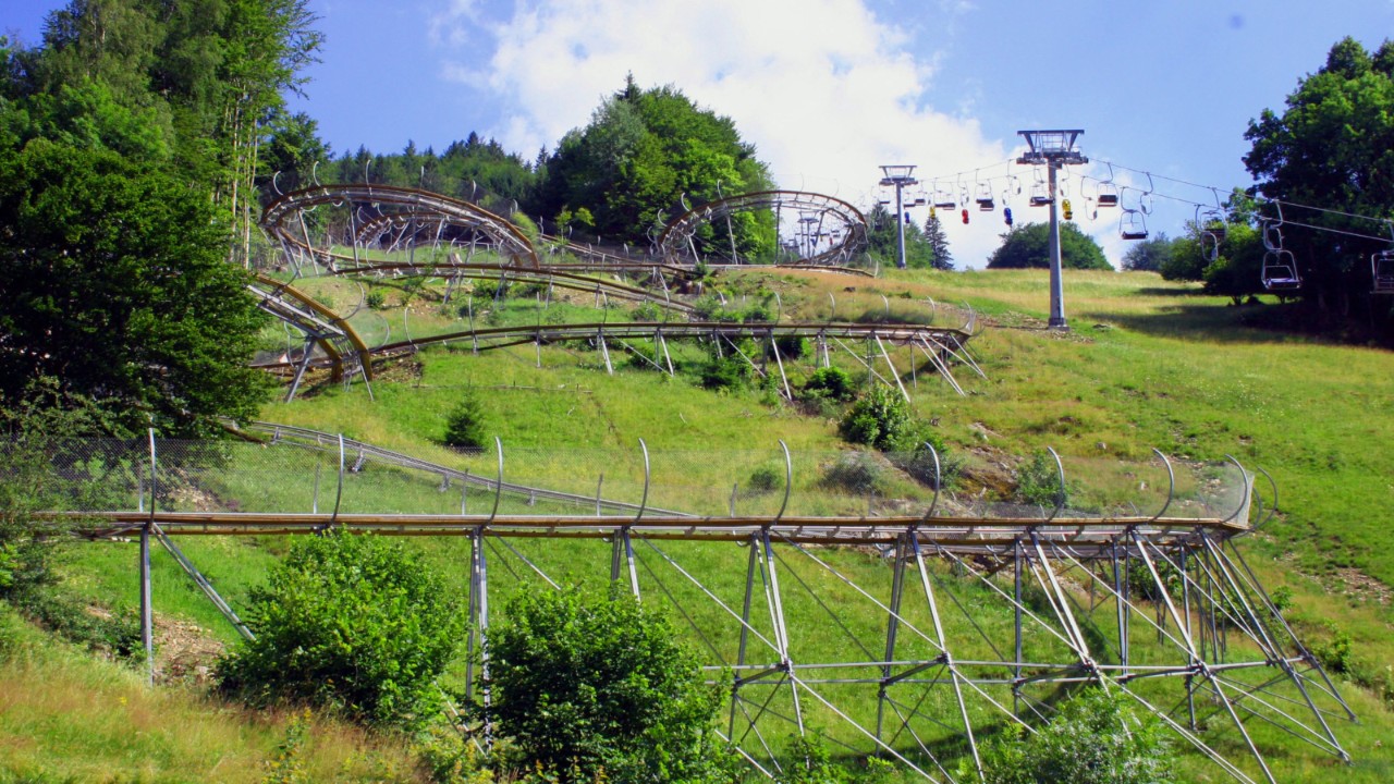 Die Rodelbahn schlängelt sich ins Tal hinunter.